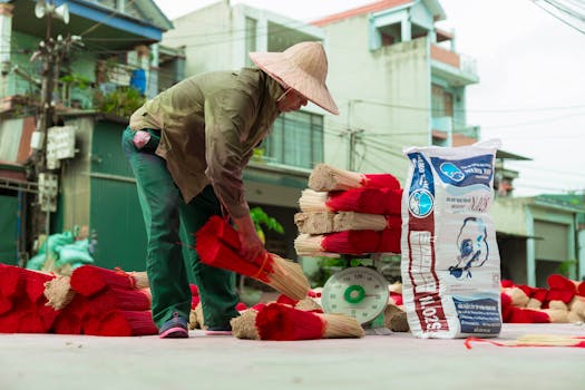 금 ETF? 자세히 알아보기 - A balanced scale with pros and cons of gold ETF on each side