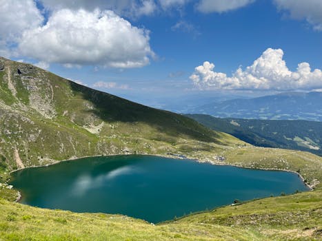 초보 등산할때  알아야할팁 - A serene mountain landscape with a clear blue sky